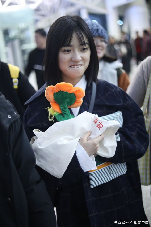 沈月现身机场被街拍,可爱小美女难怪被粉丝称为"新版杉菜"